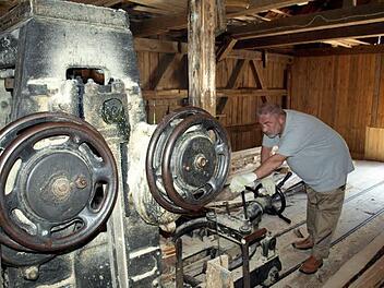 Schneidmüller und Zweiter Vorsitzender Bernhardt Lang ist für den neuen Internetauftritt der Teichmühle zuständig.  Fotos: Deuerling/Lang
