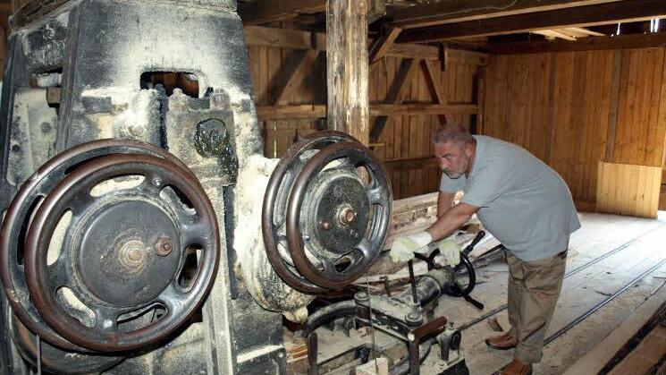 Schneidmüller und Zweiter Vorsitzender Bernhardt Lang ist für den neuen Internetauftritt der Teichmühle zuständig.  Fotos: Deuerling/Lang
