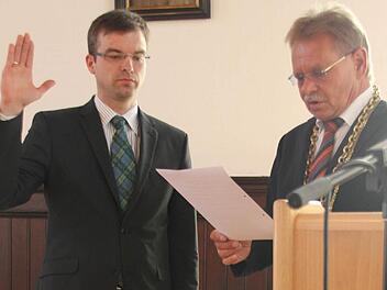 Bürgermeister Wolfgang Beiergrößlein (rechts) vereidigte gestern Nachmittag den neuen Dritten Bürgermeister Markus Wich. Fotos: Marco Meißner