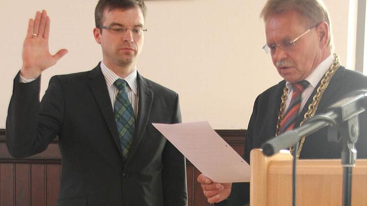 Bürgermeister Wolfgang Beiergrößlein (rechts) vereidigte gestern Nachmittag den neuen Dritten Bürgermeister Markus Wich. Fotos: Marco Meißner