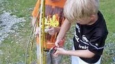 Kinder beschäftigen sich in der Weidenwerkstatt. Foto: Ulrike Schaefer