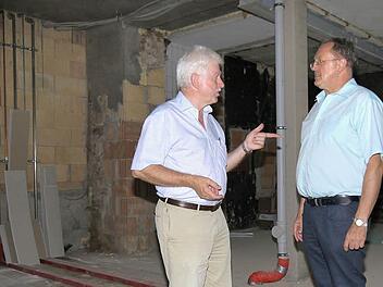 Stehen noch im Rohbau, können sich die Zukunft im Rossacher Dorfladen aber schon gut vorstellen: Wolfdieter Fäcks und Udo Siegel.