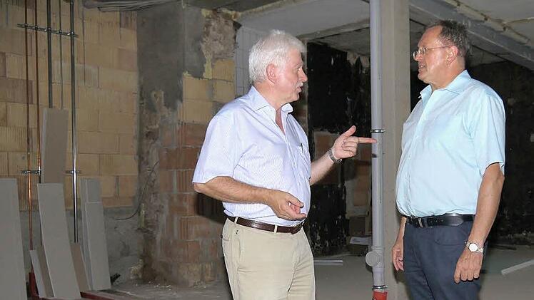 Stehen noch im Rohbau, können sich die Zukunft im Rossacher Dorfladen aber schon gut vorstellen: Wolfdieter Fäcks und Udo Siegel.