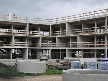 Noch fehlen Fassade und Innenausstattung: der Rohbau des neuen Wohnheims an der Coburger Straße   Foto: Ronald Rinklef