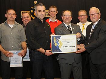 Der Bezirksehrenamts-Referent Siegfried Tappert (rechts) überreichte die Urkunde für die Goldene Raute (von links): Stefan Forkel, Andreas Wedel, Andreas Eckhardt. Thomas Gegenfurtner, Harald Schneider, Timo Kleiber und Siegfried Tappert.Foto: Michael Stelzner