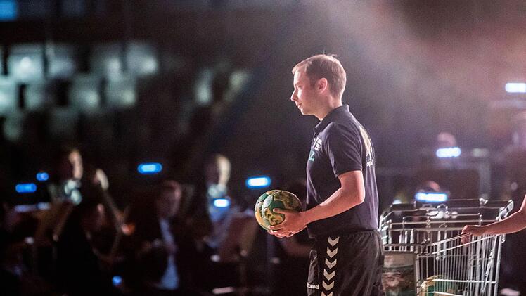 Handball-Sinfonie lautete das Motto eines Gemeinschaftsprojekts zwischen dem Landestheater und dem HSC 2000 Coburg in der HUK-Arena: HSC-Trainer Jan GorrFoto: Jochen Berger