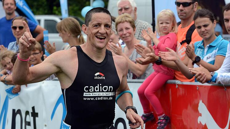 Marcus Schattner reihte sich bei der Siegerehrung der männlichen Kurzstreckler als Dritter auf dem Treppchen ein. Foto: herzopress