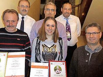 Der Spielmannszug Maierhof zeichnete langjährige Mitglieder aus. Darunter war auch Manfred Maier, der seit einem halben Jahrhundert Trommel spielt und die Ehrennadel in Gold mit Diamant samt Urkunde und Ehrenbrief erhielt.  Foto: Sonny Adam