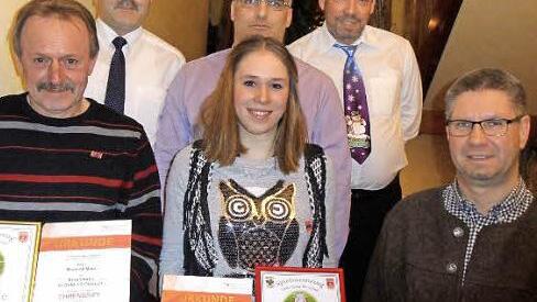 Der Spielmannszug Maierhof zeichnete langjährige Mitglieder aus. Darunter war auch Manfred Maier, der seit einem halben Jahrhundert Trommel spielt und die Ehrennadel in Gold mit Diamant samt Urkunde und Ehrenbrief erhielt.  Foto: Sonny Adam