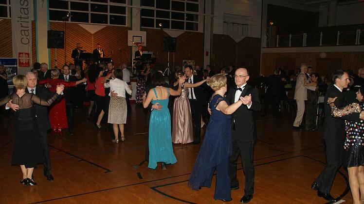 Bis in die frühen Morgenstunden wurde beim Caritasball im Oberaurach-Zentrum in Trossenfurt getanzt. Mittendrin auch Landrat Wilhelm Schneider mit seiner Gattin Clarissa.