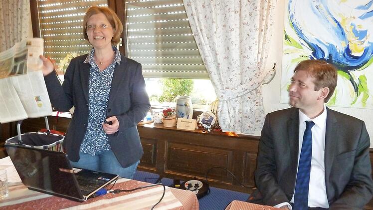 BLLV-Kreisvorsitzende Annette Forster-Sennefelder und Landrat Hermann Ulm  Foto: privat