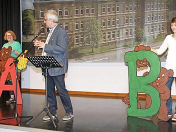 Schulleiter Reinhard Gick-Prandell (Mitte) stellte mit Monika Rübensaal (links) und Carolin Hartmann (rechts )die Lehrkräfte der Eingangsklassen vor.  Foto: Gerda Völk