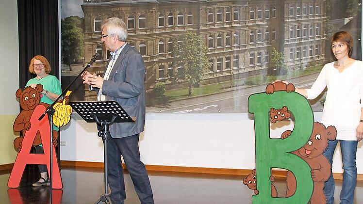 Schulleiter Reinhard Gick-Prandell (Mitte) stellte mit Monika Rübensaal (links) und Carolin Hartmann (rechts )die Lehrkräfte der Eingangsklassen vor.  Foto: Gerda Völk