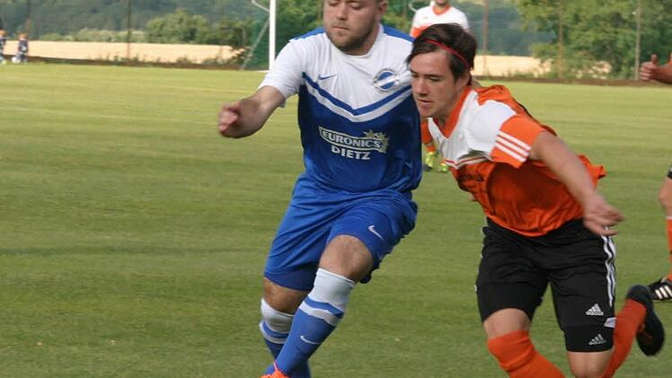 Daniel Schneidawind (r.) hat das Derby mit seinen Pfarrweisachern gegen den SV Heilgersdorf gewonnen.  Foto: Wolfgang Dietz/Archiv