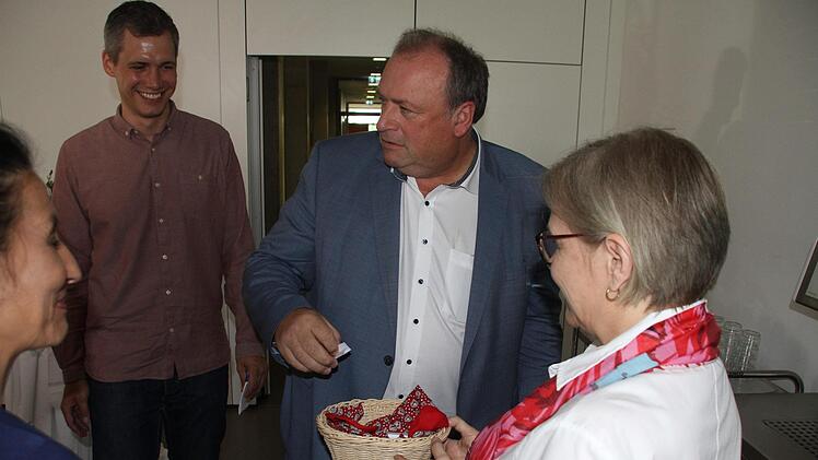Der Burgstaller Landtagskandidat für die CSU: Walter Nussel zieht sich per Los den ihm zustehenden Platz (beim Brunch).  Fotos: Michael Busch