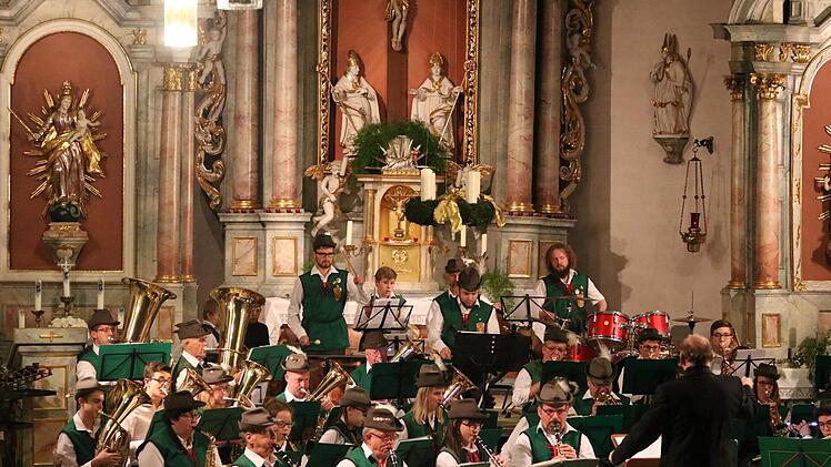 Festliche Bläsermusik zum Advent präsentierte der Wildfleckener Musikzug in der Kirche Sankt Josef. Sebastian Schmitt