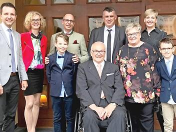 Georg und Sonja Meißner (vorne) freuten sich über die Glückwünsche von Bürgermeister Andreas Hügerich, Schwiegertochter Daniela, Enkel Benedikt, Sohn Christian, Schwiegersohn Hans-Josef Stich, Tochter Monika und Enkel Sebastian (hinten von links).  Foto: Alfred Thieret