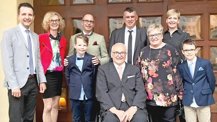 Georg und Sonja Meißner (vorne) freuten sich über die Glückwünsche von Bürgermeister Andreas Hügerich, Schwiegertochter Daniela, Enkel Benedikt, Sohn Christian, Schwiegersohn Hans-Josef Stich, Tochter Monika und Enkel Sebastian (hinten von links).  Foto: Alfred Thieret