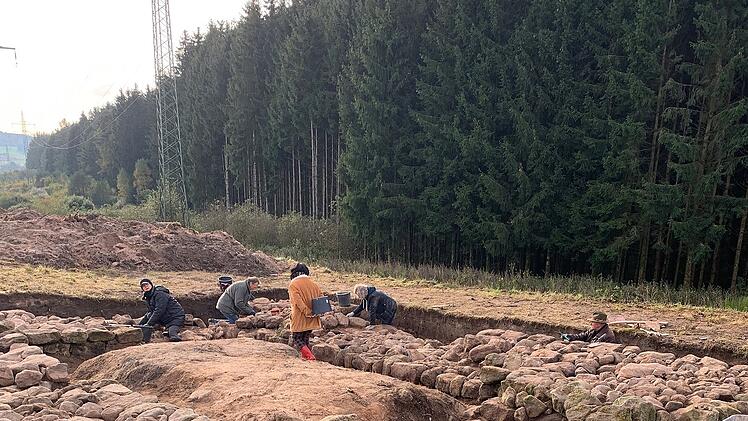 Friesen: Archäologen graben mittelalterliche Burg aus - und machen bedeutsamen Fund