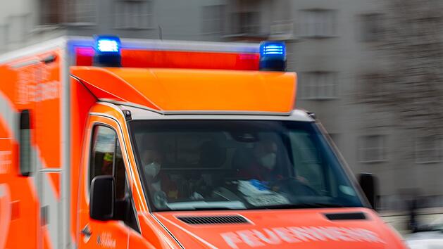 Coburg: 23-Jähriger missachtet Vorfahrt und kracht mit anderem Auto zusammen - Kleinkind (2) verletzt