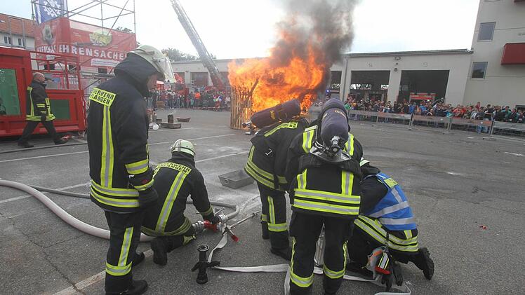 Nach zwei Minuten war das Feuer aus. Foto: Michael Busch
