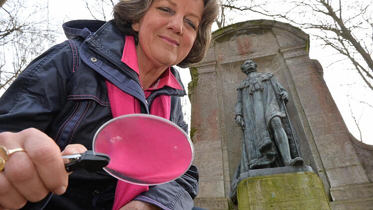 Wieder auf Spurensuche? Karin Dengler-Schreiber alias Anna Degen am Tatort ihres neuen Romans "Bamberger Verrat". Foto: Ronald Rinklef