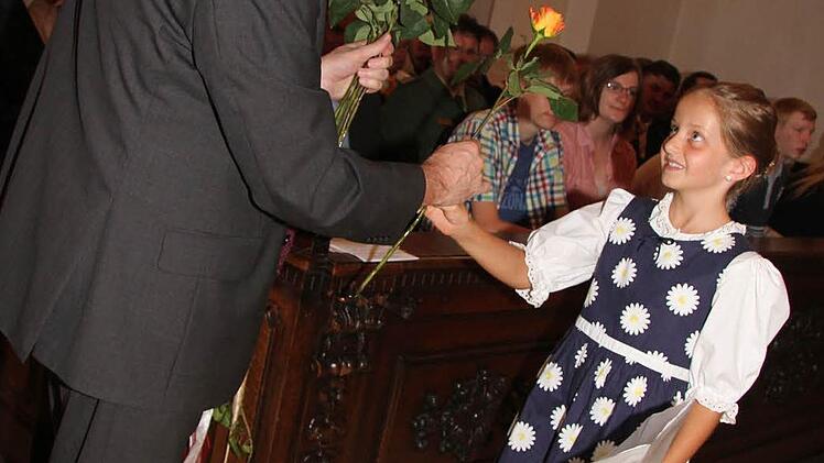 Die Kinder überraschten Hans Roppelt mit gelben Rosen.