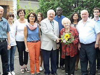 Zahlreiche Gratulanten gab es bei Ida (6.v.r.) und Hans Fößel (4.v.r.). Mit im Bild Dritter Bürgermeister Markus Wich (rechts), Pfarrer Abbé Pierre Aye Ndione (7.v.r.) und Bernd Steger, weiterer Landratstellvertreter (8.v.r.), Kinder, Enkelkinder und weitere Familienangehörige des Jubelpaars. Foto: Karl-Heinz Hofmann