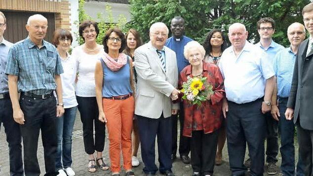 Zahlreiche Gratulanten gab es bei Ida (6.v.r.) und Hans Fößel (4.v.r.). Mit im Bild Dritter Bürgermeister Markus Wich (rechts), Pfarrer Abbé Pierre Aye Ndione (7.v.r.) und Bernd Steger, weiterer Landratstellvertreter (8.v.r.), Kinder, Enkelkinder und weitere Familienangehörige des Jubelpaars. Foto: Karl-Heinz Hofmann