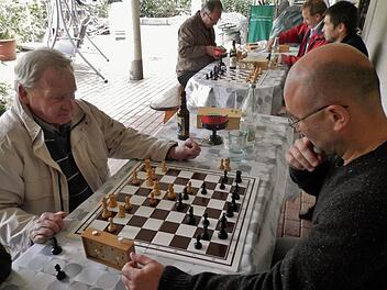 Die Turniersieger (v.l.): Klaus Hamelmann (1. Platz), Paul Asselborn (2. Platz) und hinten rechts: Emanuel Schnellbach 3. Platz)  Foto: Maria Gall