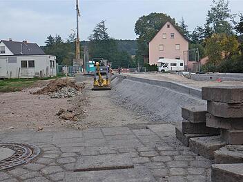 Die Anwohner interessierten sich für Detailfragen zur Begrünung der Kissinger Straße im Bereich der Einmündung Ledergasse und Thulbabrücke. Foto: Gerd Schaar