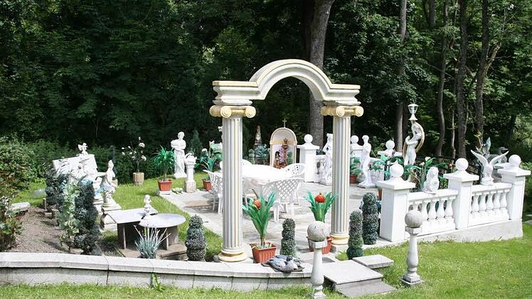 Klassische Figuren und Brüstungen begrenzen die obere Terrasse auf Karl Schmidtchens Hof. Foto: Klaus Klaschka