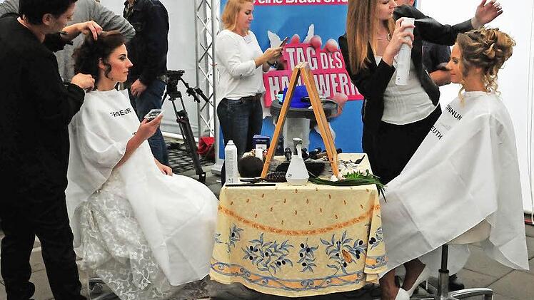 "Lebende Werkstätten" auf der Landesgartenschau: Die beiden Models Daniela und Magdalena wurden zum Tag des Handwerks auf der Landesgartenschau zu perfekten Bräuten ausgestattet.  Foto: Stephan Herbert Fuchs