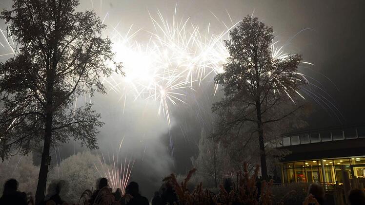 Zum Jahreswechsel 2016/2017 haben viele Kissinger den Blick auf das Feuerwerk genossen. Ein besonderes Lichterspektakel war von der Therme aus zu sehen. Glitzernde Sterne und leuchtende Fontänen lockten bei minus sieben Grad ins Freie. Foto: Peter Rauch