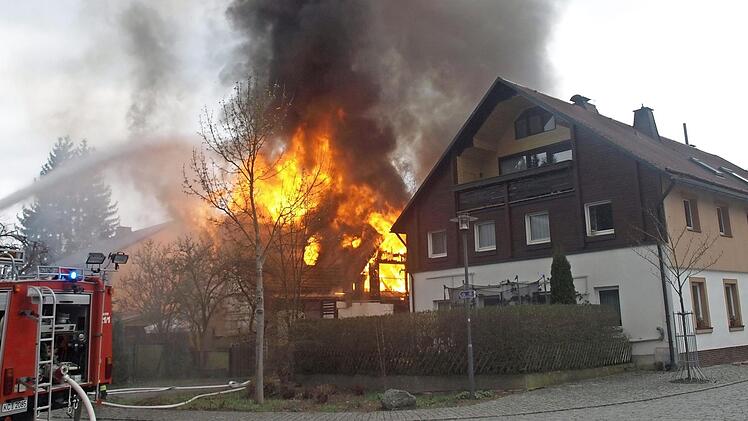 Die ehemalige Schlosserei in Steinwiesen brannte vollständig aus.  Foto: Susanne Deuerling