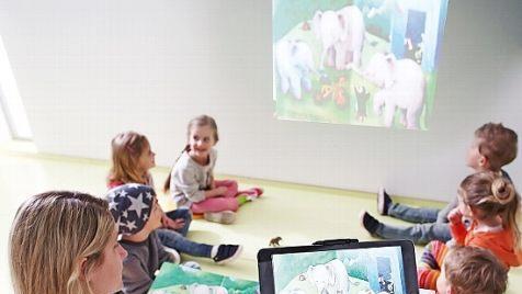 Bilderbuch-Kino im Kindergarten - mit dem IPad kann das bequem umgesetzt werden. Foto: Wehrfritz GmbH