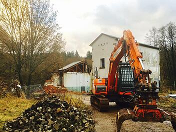 Das alte Pumpwerksgebäude ist abgerissen. Doch bevor hier ein neuer Parcours für Mountainbiker, BMXer und Roller Blader entstehen kann, muss zunächst ein Teil der Sinn verlegt werden. Foto: Sebastian Schmitt