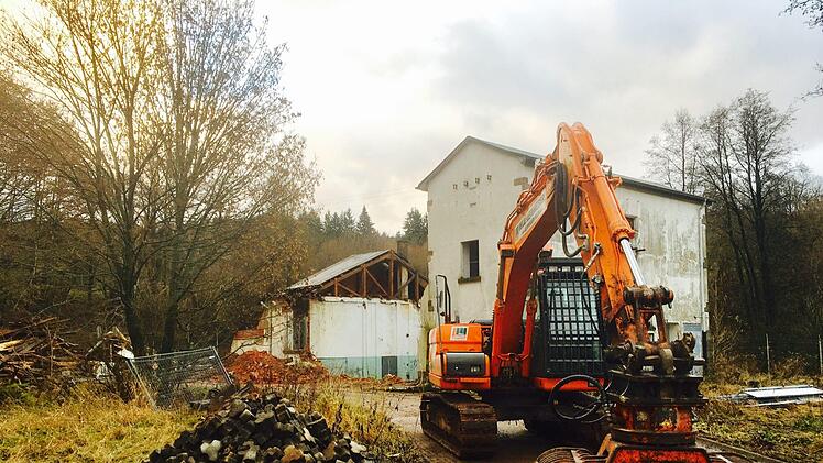 Das alte Pumpwerksgebäude ist abgerissen. Doch bevor hier ein neuer Parcours für Mountainbiker, BMXer und Roller Blader entstehen kann, muss zunächst ein Teil der Sinn verlegt werden. Foto: Sebastian Schmitt