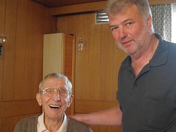 Franz Link, ältestes VdK-Mitglied in Motten, bekam vom dritten Vorsitzenden Wolfgang Jung Glückwünsche zumk 90. Geburtstag und ein Geschenk des Sozialverbandes übermittelt. Stephanie Elm