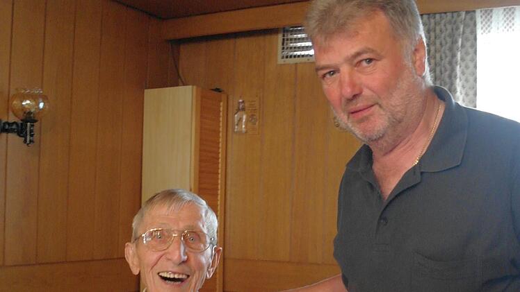 Franz Link, ältestes VdK-Mitglied in Motten, bekam vom dritten Vorsitzenden Wolfgang Jung Glückwünsche zumk 90. Geburtstag und ein Geschenk des Sozialverbandes übermittelt. Stephanie Elm