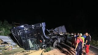 40-Tonner stürzt von Autobahnbrücke hinab auf Staatsstraße