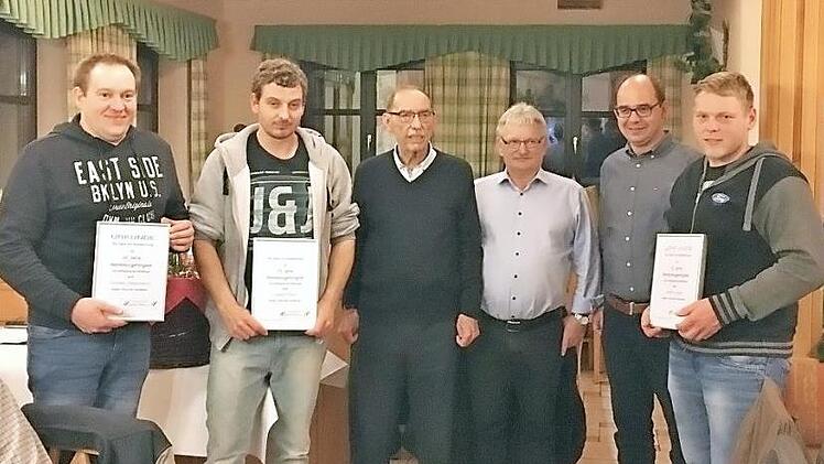 Gerhard (3. v. l.) und Karsten Kilian (2. v. r.) dankten Thorsten Haberkamm, Lorenz Pichel, Ewald Weidt und Steffen Uebel (v. l.) f&uuml;r ihren Einsatz und ihre Firmentreue. Foto: privat