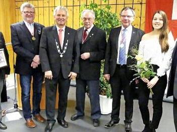 Zweiter Bürgermeister Albert Kolb, Hans Wernlein, Bürgermeister Werner Diersch, Friedrich Müller, Altbürgermeister Siegfried Küspert, Annalena Küfner und Adolf Lauterbach (von links)  Foto: Dieter Hübner