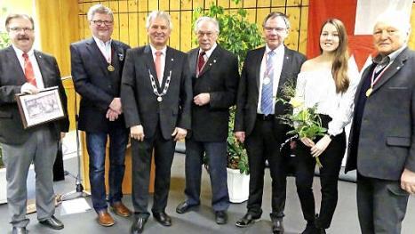 Zweiter Bürgermeister Albert Kolb, Hans Wernlein, Bürgermeister Werner Diersch, Friedrich Müller, Altbürgermeister Siegfried Küspert, Annalena Küfner und Adolf Lauterbach (von links)  Foto: Dieter Hübner
