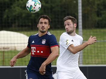 Maigisch statt Mats. Oliver Seybold (re.) kickt künftig in der Kreisliga 2 ER/PEG für die DJK Weingarts. 2017 traf der Ex-Jahnler mit Erlangen-Bruck noch auf Bayern München um Mats Hummels. Foto: Baumann/Archiv