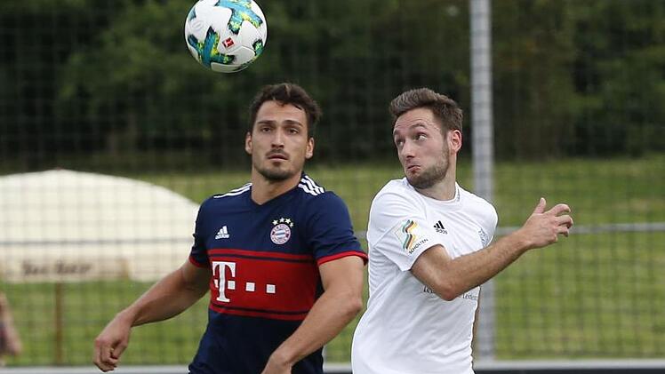 Maigisch statt Mats. Oliver Seybold (re.) kickt künftig in der Kreisliga 2 ER/PEG für die DJK Weingarts. 2017 traf der Ex-Jahnler mit Erlangen-Bruck noch auf Bayern München um Mats Hummels. Foto: Baumann/Archiv