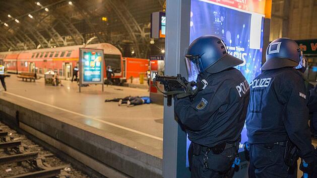 Von Dienstag auf Mittwoch übt die Polizei am Nürnberger Hauptbahnhof den Ernstfall.Schon jetzt warnt sie Reisende vor dem Lärm der Schüsse und Explosionen. Symbolfoto: Polizei