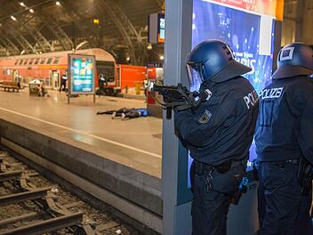Von Dienstag auf Mittwoch &uuml;bt die Polizei am N&uuml;rnberger Hauptbahnhof den Ernstfall.Schon jetzt warnt sie Reisende vor dem L&auml;rm der Sch&uuml;sse und Explosionen. Symbolfoto: Polizei
