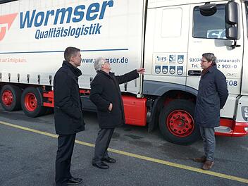 Hans Wormser erläuterte Andreas Scheuer (r.) und dem örtlichen Bundestagsabgeordneten Stefan Müller (l.), wo in seinen Lkws die Kamera des Abbiegeassistenten eingebaut ist.   Foto: Richard Sänger
