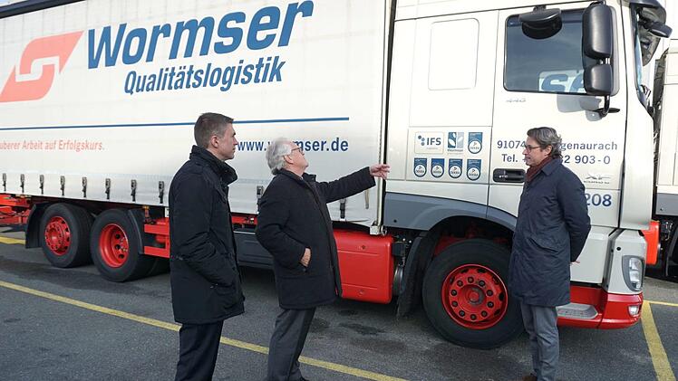 Hans Wormser erläuterte Andreas Scheuer (r.) und dem örtlichen Bundestagsabgeordneten Stefan Müller (l.), wo in seinen Lkws die Kamera des Abbiegeassistenten eingebaut ist.   Foto: Richard Sänger